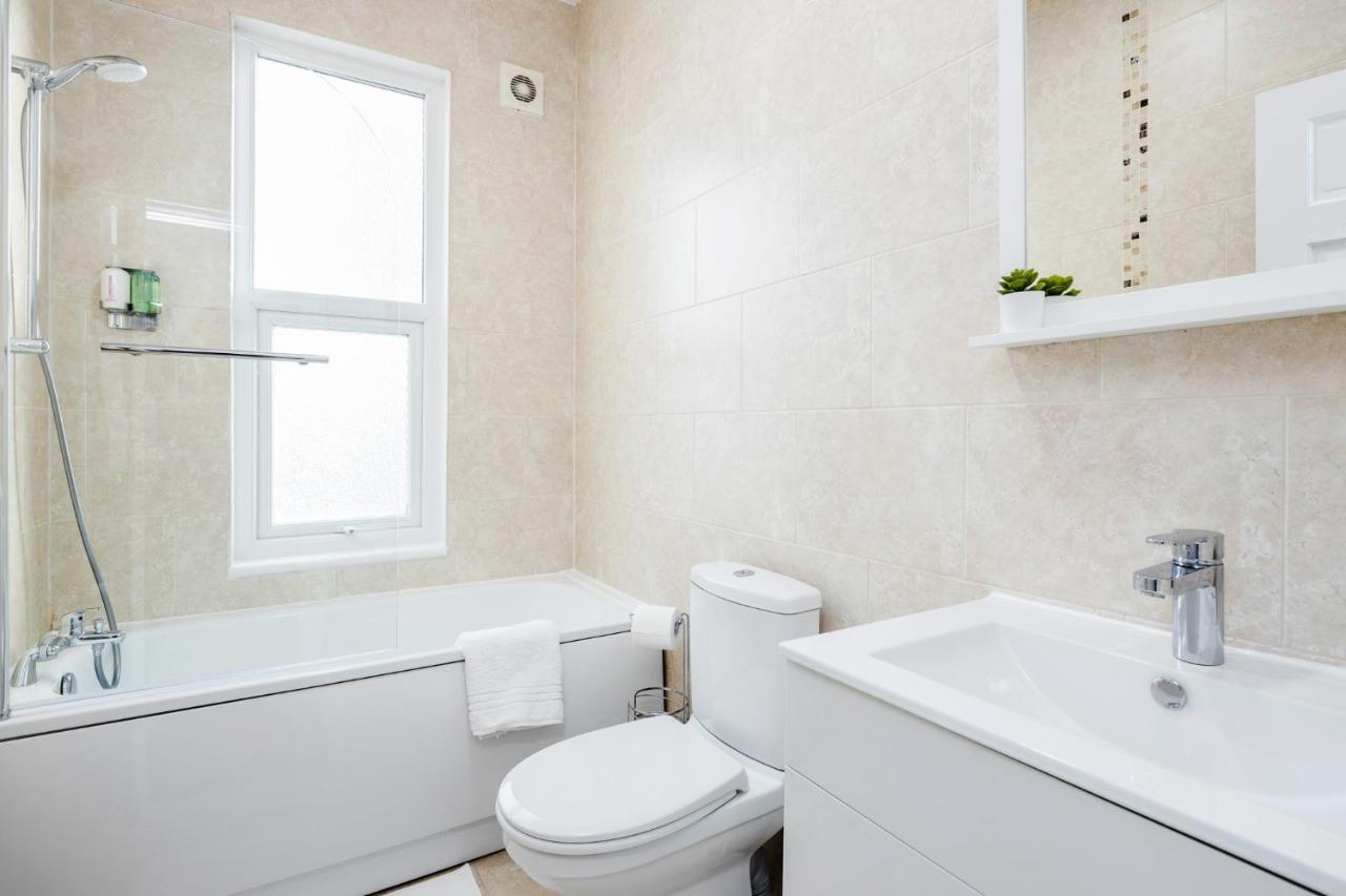 Business & Leisure 2 Bedroom & Parking By Damask Homes Ilford Esterno foto